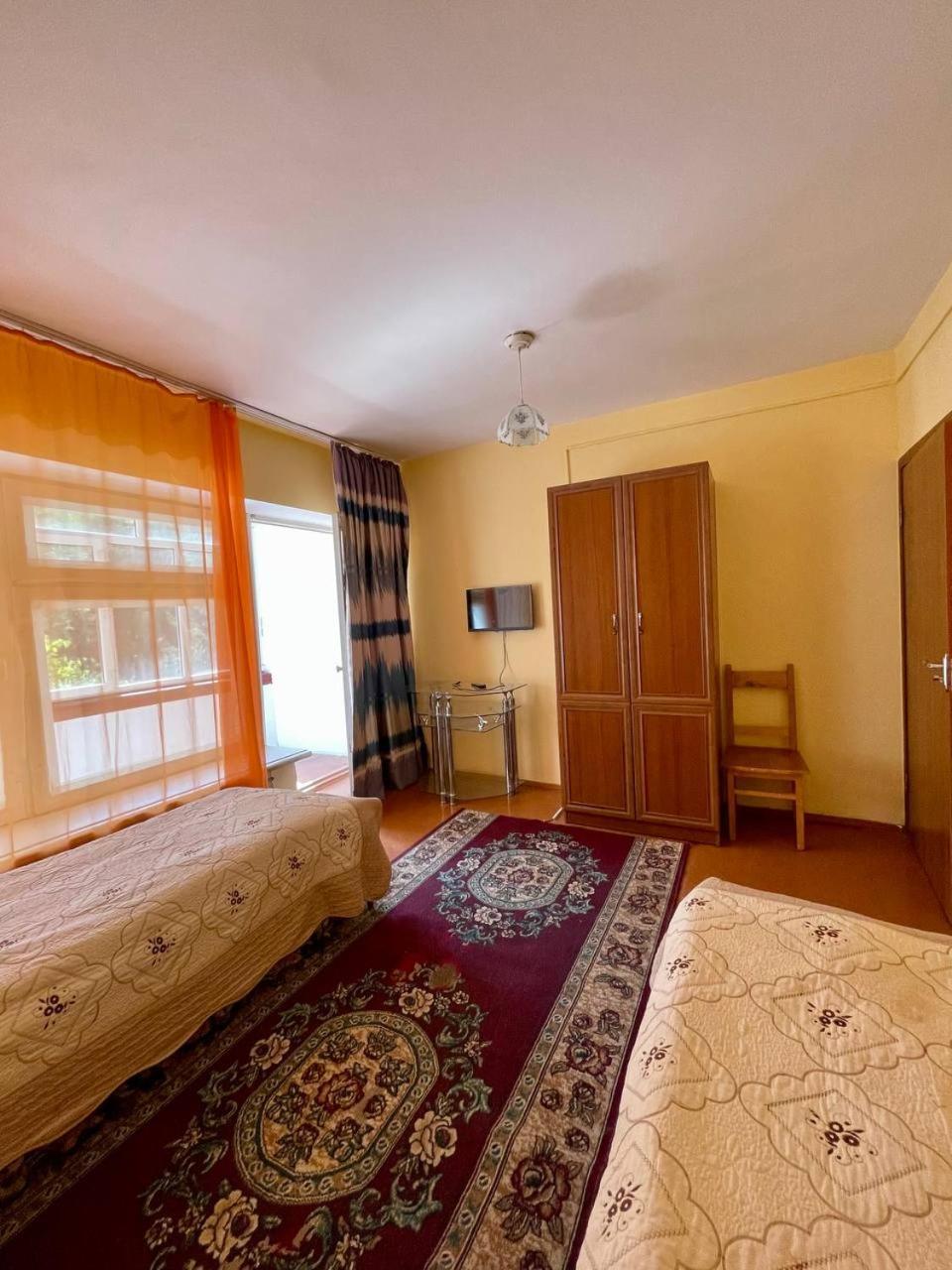 Otel Issyk-Kul Karakol Esterno foto