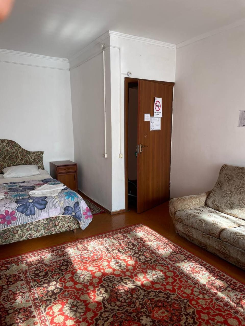 Otel Issyk-Kul Karakol Esterno foto