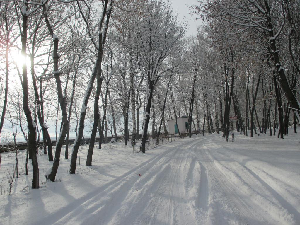 Otel Issyk-Kul Karakol Esterno foto