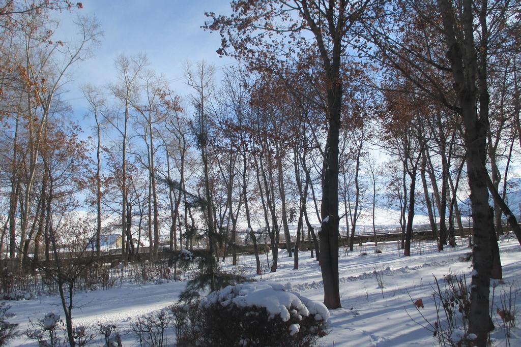 Otel Issyk-Kul Karakol Esterno foto